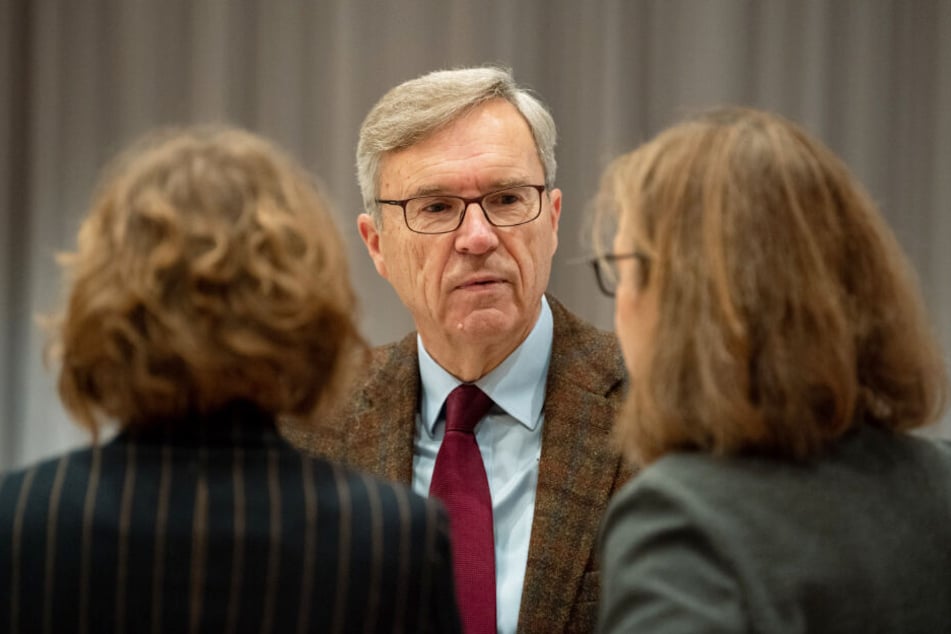 Henning Saß, Sachverständiger im Prozess gegen Niels Högel, spricht mit dessen Anwältinnen Kirsten Hüfken (links) und Ulrike Baumann.
