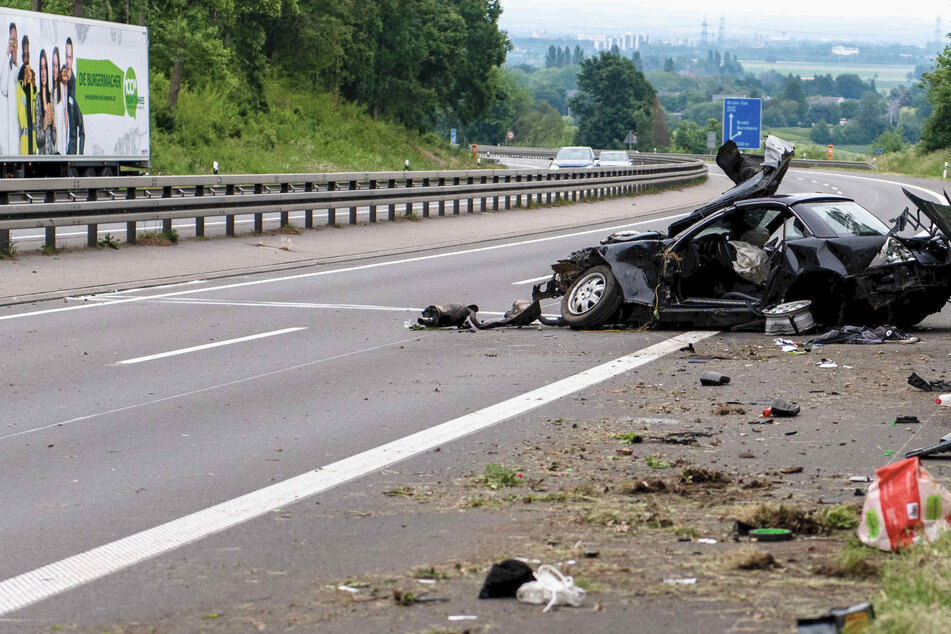 Trümmerteile schleudern über Fahrbahn: Autofahrer nach Unfall schwer verletzt