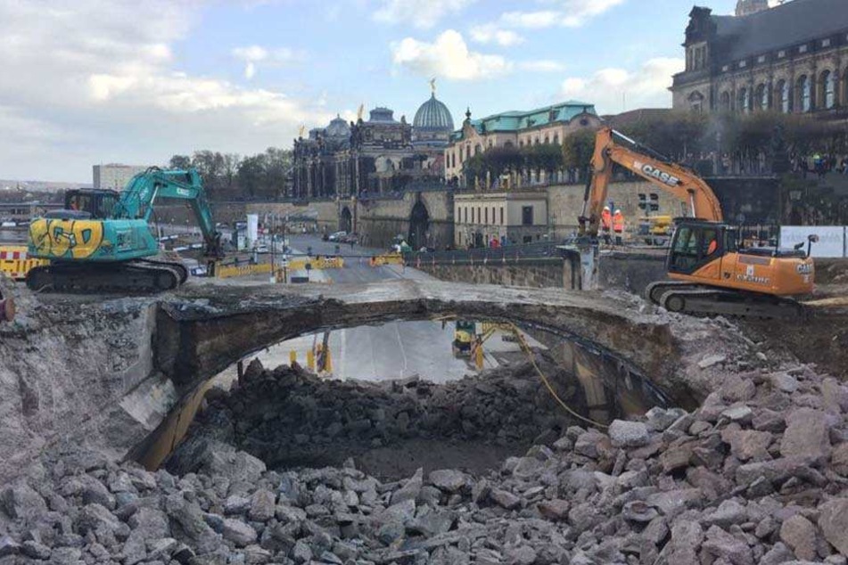 Die Abbrissarbeiten auf der Augustusbrücke sind in vollem Gange.