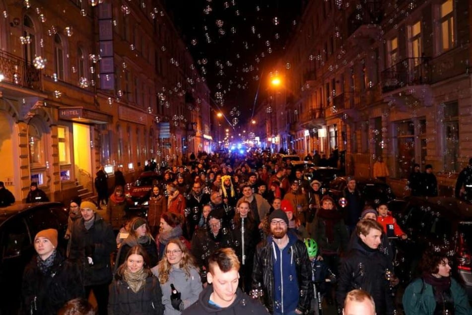 Fröhlich, ausgelassen und mit jeder Menge Seifenblasen zieht der 1. Dresdner SeifenOpernBall durch die Stadt.