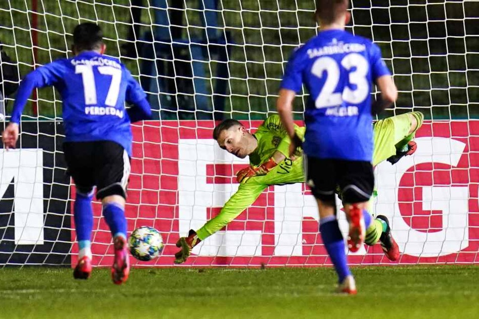 FCS-Keeper Daniel Batz (M.) parierte im Spiel den Strafstoß von Rouwen Hennings (nicht im Bild) und im Elfmeterschießen gleich vier weitere Elfer.