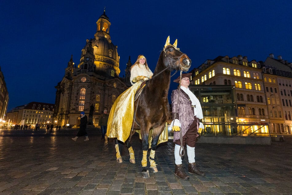 Lilly reitet auf Apollo an der Frauenkirche vorbei über den stimmungsvollen Neumarkt.