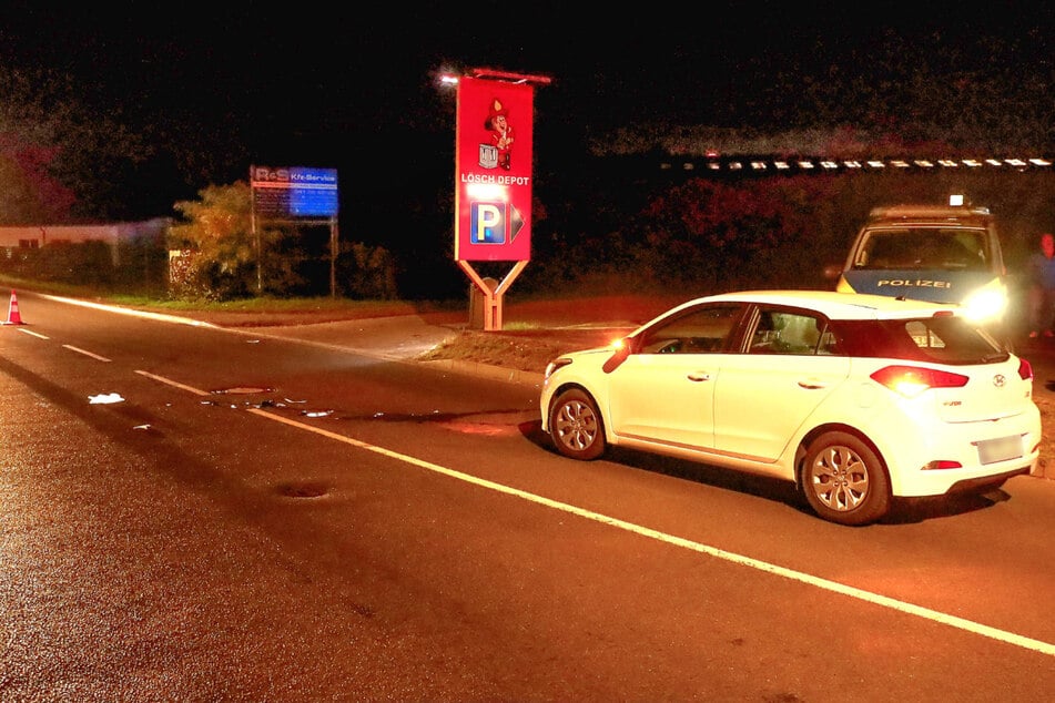 Die Spuren des Unfalls in der Lausener Straße sind hier noch zu sehen. Es war aber nicht der Hyundai, der den Mann (50) anfuhr.