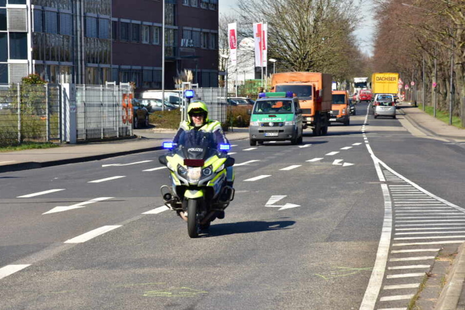 Der Blindgänger aus dem Zweiten Weltkrieg wurde am Donnerstag ans Rheinufer in Köln-Westhoven transportiert.