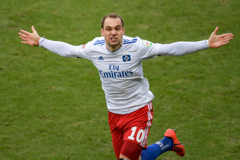 Hamburgs Pierre-Michel Lasogga feierte seinen Treffer zum 0:1 beim Stadtderby gegen den FC St. Pauli im Millerntorstadion.