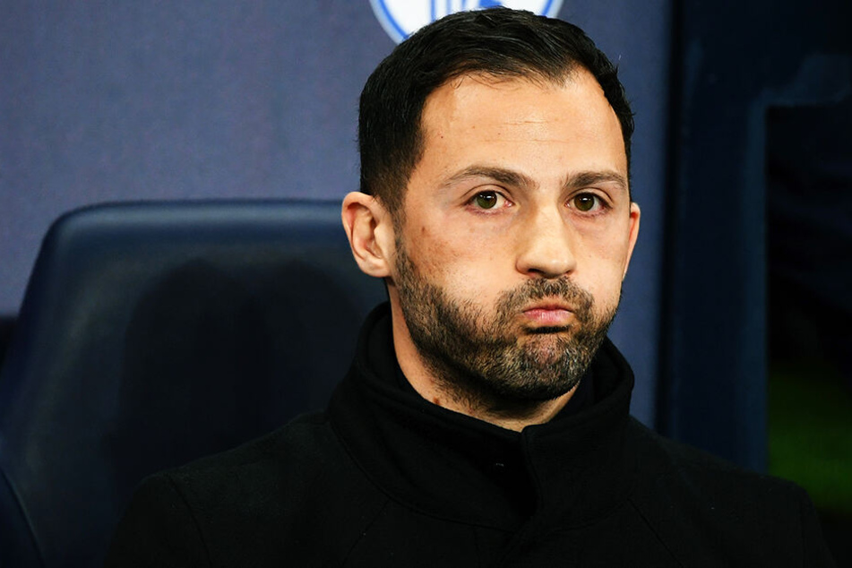Für Schalke-Trainer Domenico Tedesco dürfte es nach der fünften Niederlage in Folge langsam richtig eng werden.