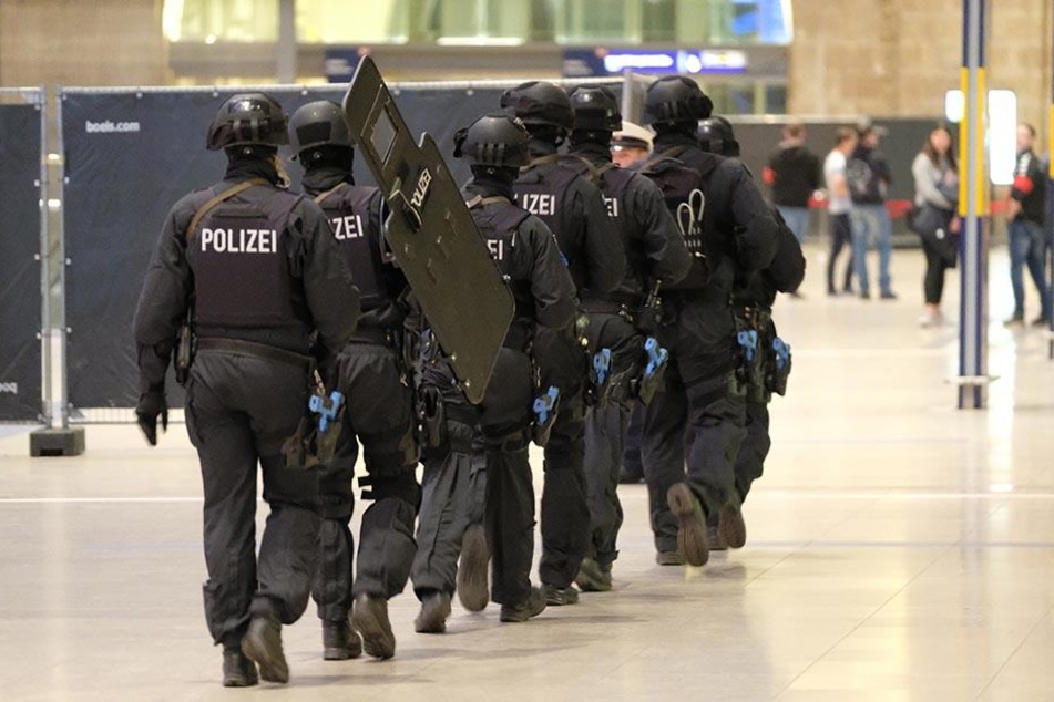 Polizei, Feuerwehr, Rettungsdienste und die Deutsche Bahn übten in der Nacht vom 16. zum 17. Mai das Vorgehen bei einem Terroranschlag.