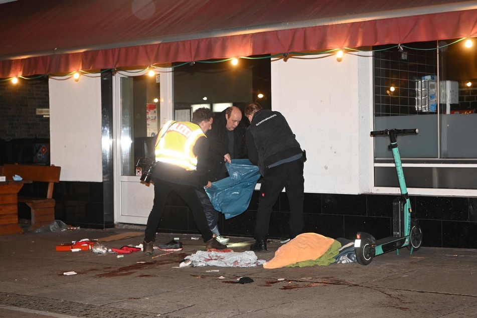 Der angegriffene Mann wurde lebensgefährlich verletzt. Die Polizei sichert die Spuren der Tat.