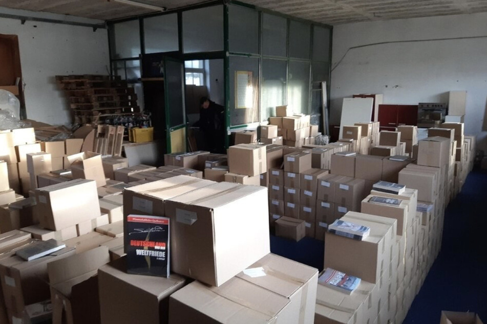 Kisten voller Bücher beschlagnahmten Beamte der Soko Rex in der Leipziger Lagerhalle vom Versand "Der Schelm".