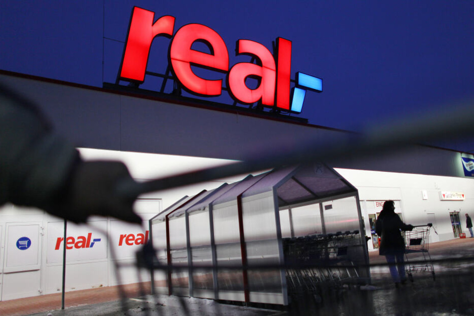 Zukunft unsicher: Bei der zum Verkauf stehenden Warenhauskette Real arbeiten derzeit 34.000 Menschen (Archivbild).