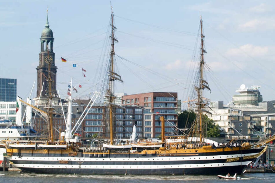 Die "Amerigo Vespucci" liegt bis Montag an der Überseebrücke in Hamburg.