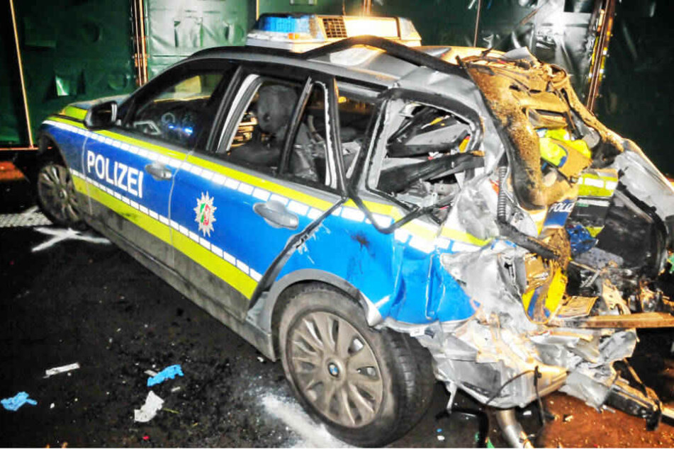 Der Streifenwagen, in dem die 23-jährige Polizistin getötet und ihre beiden Kollegen schwer verletzt wurden.