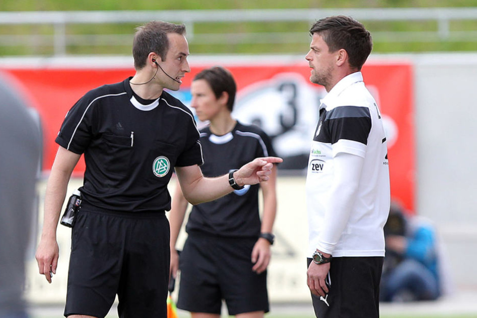 FSV-Coach Torsten Ziegner (r.) war
selten einer Meinung mit Schiri Patrick Alt .