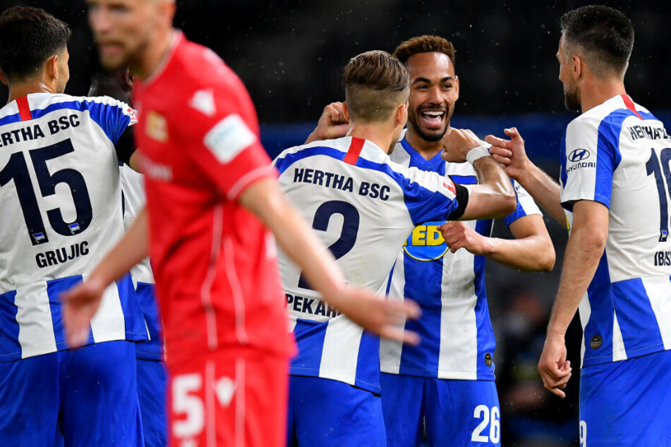 Matheus Cunha (M) jubelt diesmal mit Abstand mit seinen Kollegen.
