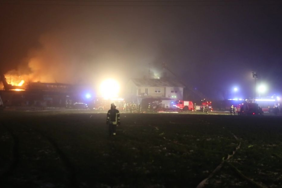 Die Feuerwehr konnte verhindert, dass das Feuer von der Scheune auf das Haupthaus übergriff.