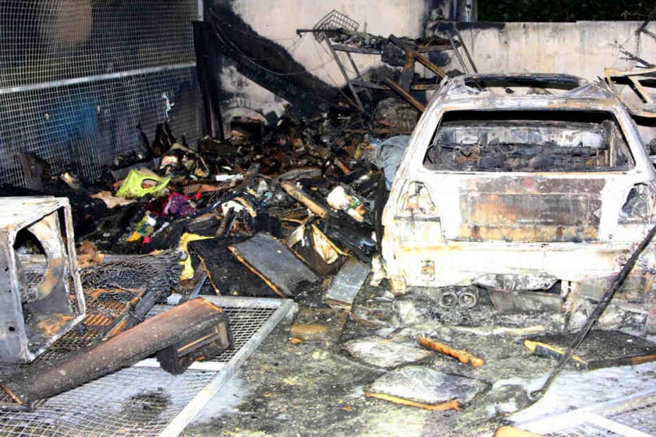 Ein Auto und ein nebenstehender Hausrat wurden komplett vernichtet.