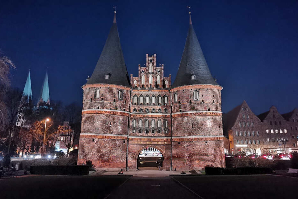 Das Holstentor ist das Wahrzeichen von Lübeck.