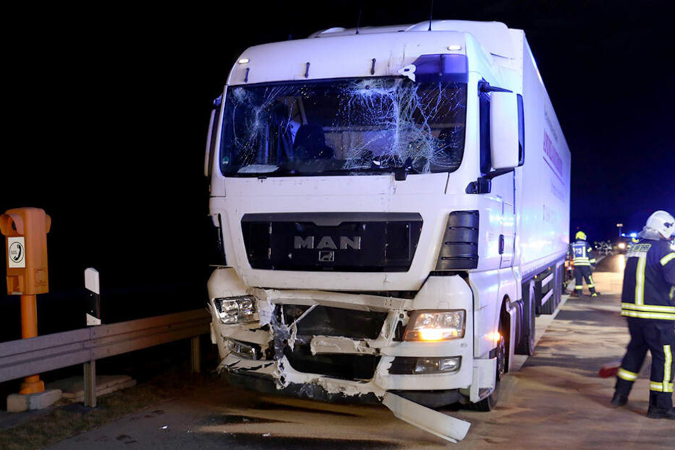 Die entstandenen Schäden waren so heftig, dass beide Laster nach dem Crash abgeschleppt werden mussten.
