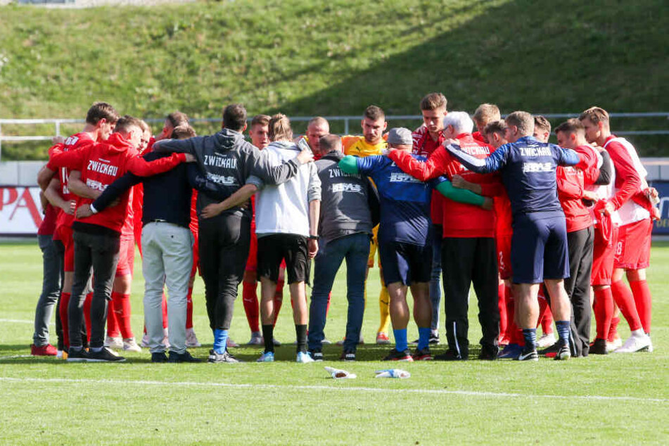 FSV-Coach Joe Enochs nahm seine Truppe nach der bitteren Heimniederlage sofort zusammmen, um sie wieder aufzubauen.