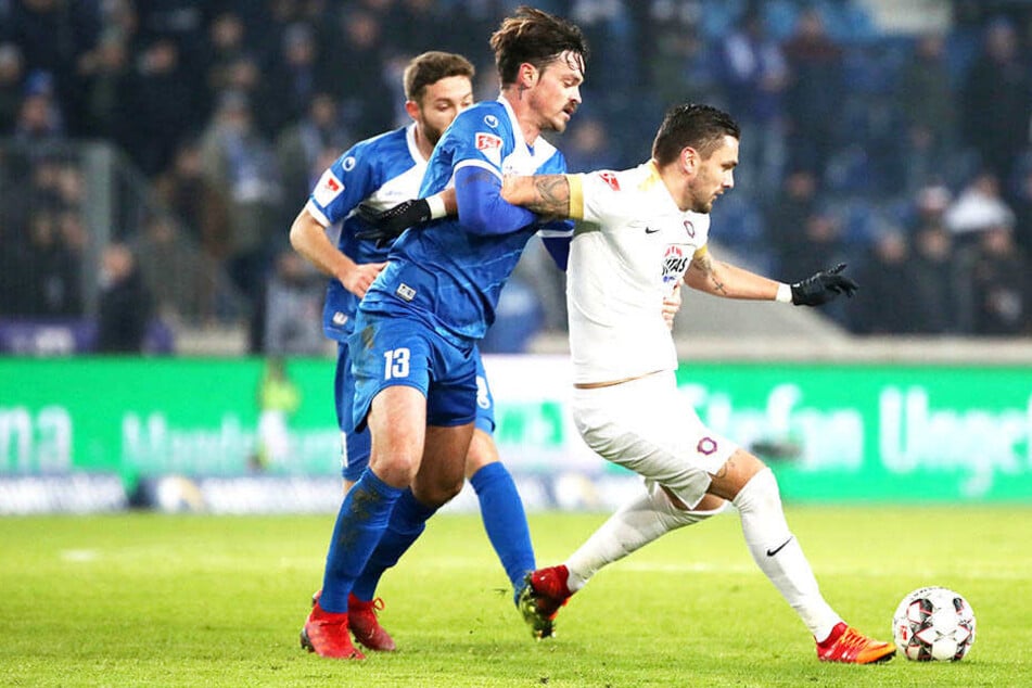Wie erwartet, standen sich Pascal Testroet (am Ball) und Magdeburgs Dennis Erdmann in packenden Zweikämpfen gegenüber.