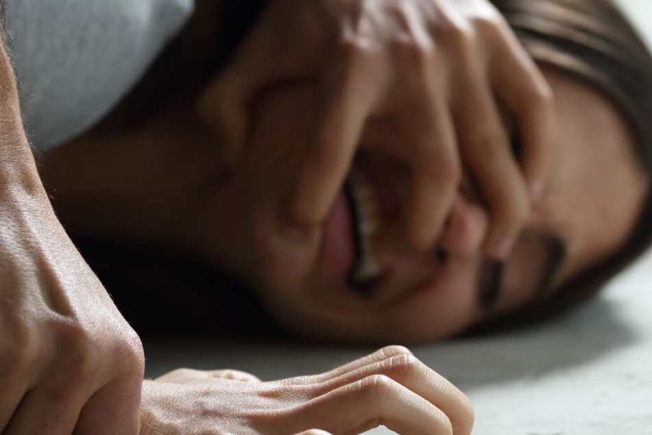 Der Täter bedrohte die Frau während der Tat mit einem Messer. (Symbolbild)