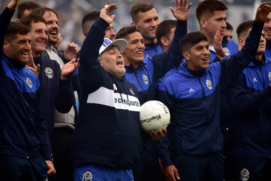 Schon zu seiner Vorstellung im September 2019 gab es irre Szenen zu beobachten. Nun sitzt Diego Maradona gar auf einem Thron.
