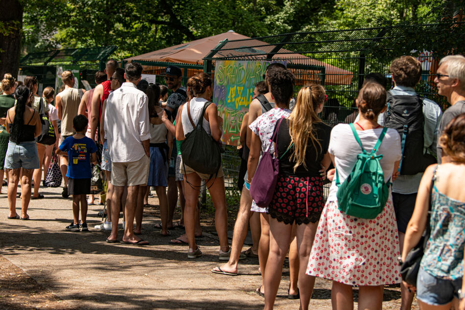 Vor dem Eingang des Strandbad Plötzensee bildete sich am Sonntag eine lange Schlange. Das Wetter wird nun aber wieder etwas weniger sommerlich.