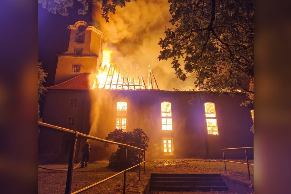 Als die Feuerwehr eintraf, stand das Gotteshaus lichterloh in Flammen.