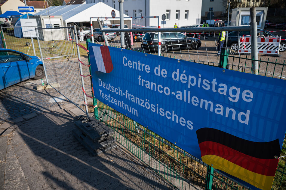 Autos passieren das deutsch-französische Corona-Testzentrum am Grenzübergang Goldene Bremm. Seit Anfang März gilt das Departement Moselle offiziell als Virusvariantengebiet. Wer die Grenze überqueren will, muss einen negativen Test vorlegen können.