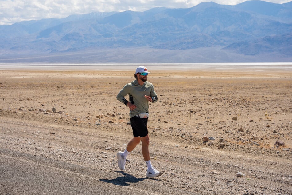 Die extreme Anstrengung macht sich bemerkbar. Bei Kilometer 215 muss Arda Saatçi (28) eine längere Pause zum Schlafen, die er eigentlich erst 20 Kilometer weiter eingeplant hatte, vorziehen.