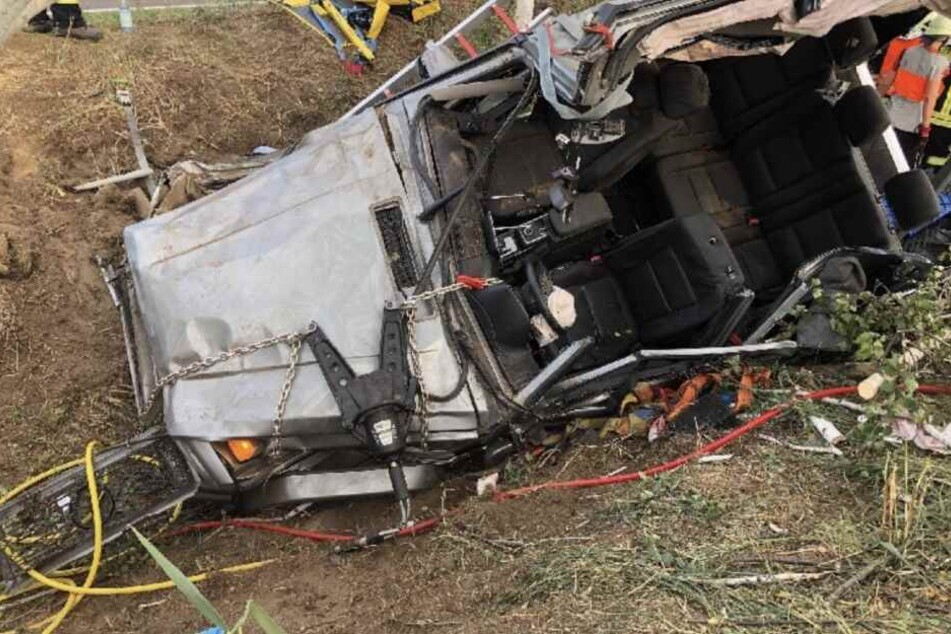 Beim Überholen musste der Geländewagen einem ebenfalls überholenden Auto ausweichen, kam von der Fahrbahn.