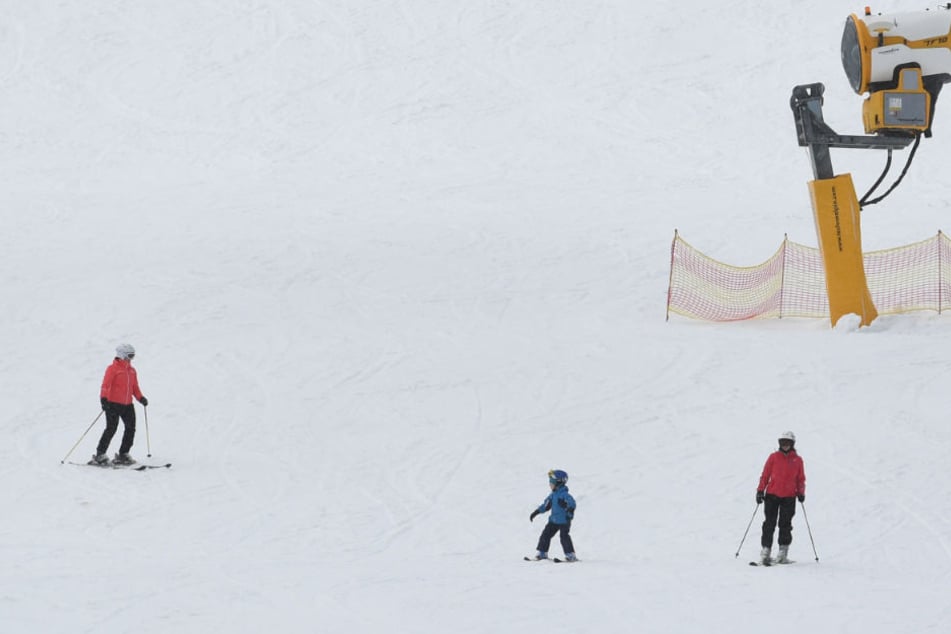 Wintersportfans (im Bild: Skifahrer auf dem Feldberg) haben Grund zur Freude.