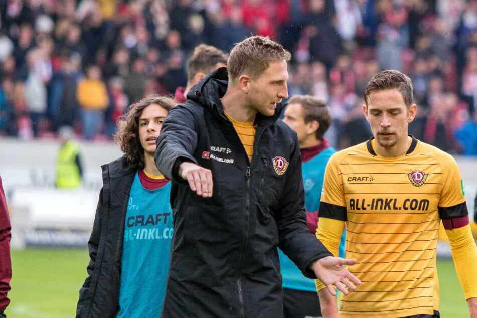 Gesprächsbedarf: Kapitän Marco Hartmann diskutiert nach dem 1:3 in Stuttgart mit seinem Stellvertreter Jannik Müller (r.).