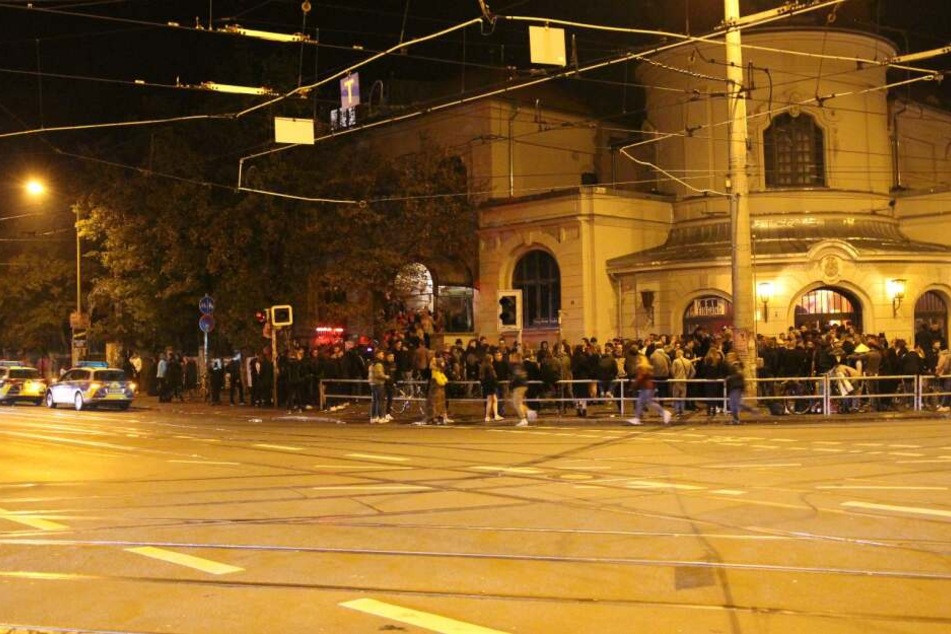 Eine meterlange Schlange staute sich vor dem Eingang des Felsenkellers.