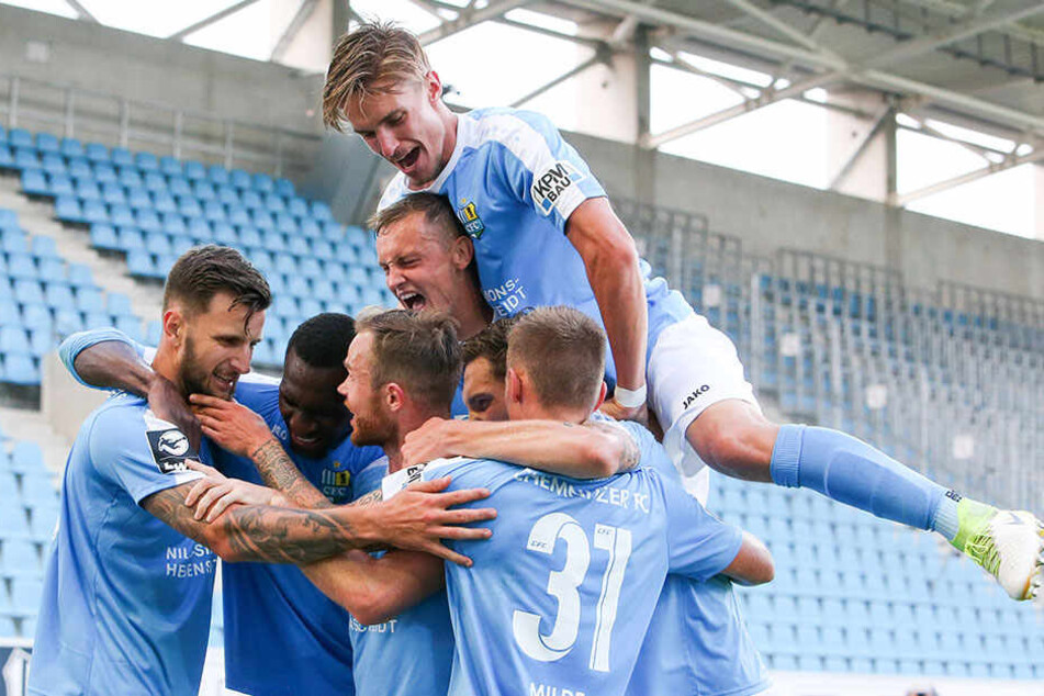 Riesen-Freude bei den CFC-Akteuren! Dejan Bozic bejubelt mit Teamkollegen seinen 2:1-Führungstreffer gegen den SV Meppen.