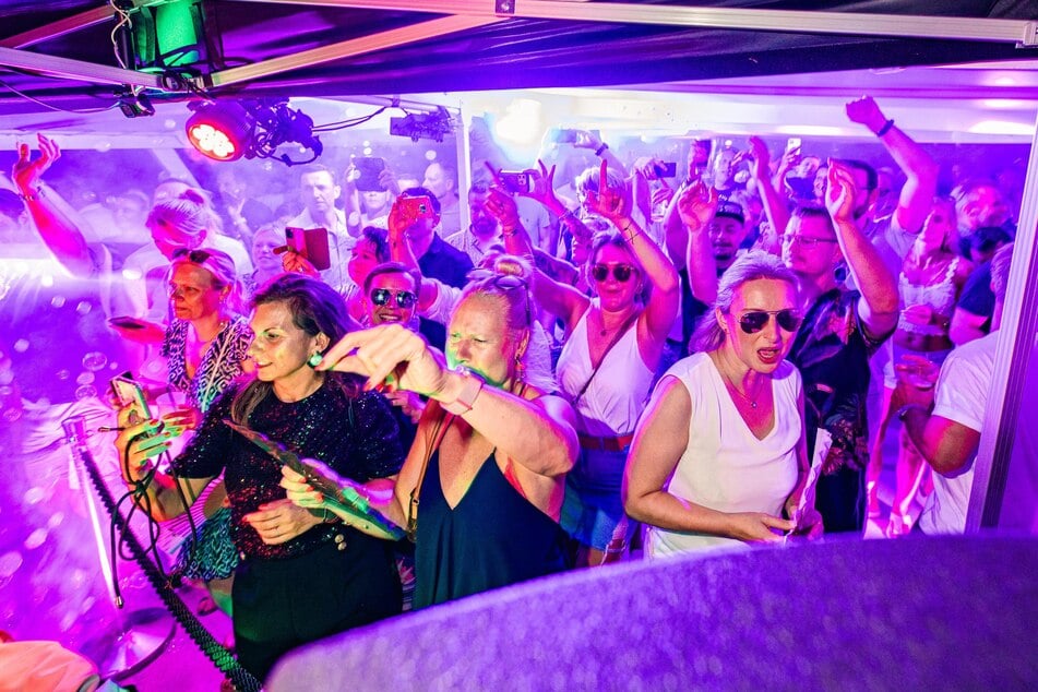 Obwohl das TAG24-Houseboot nicht wie geplant über die Elbe schippern konnte, feiert das Partyvolk bis Mitternacht.