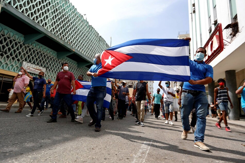 Hundreds of Cubans took to the streets on Sunday to protest both for and against the Havana government in the western town of San Antonio de los Banos.