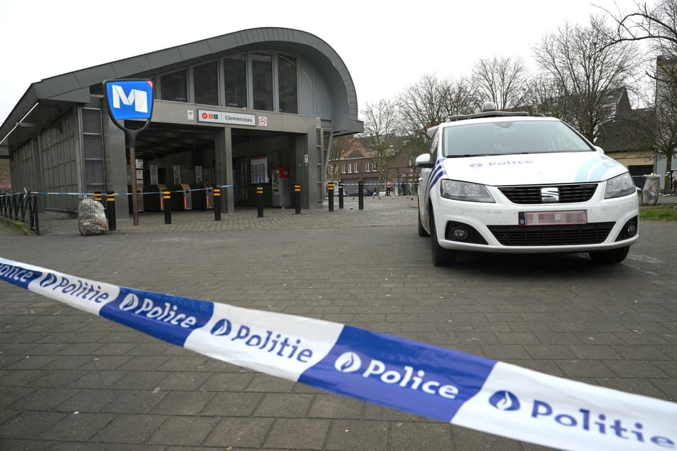 Ein Polizeiauto steht vor der Metrostation Clemenceau. Dort soll es am Mittwoch zu Schüssen gekommen sein.