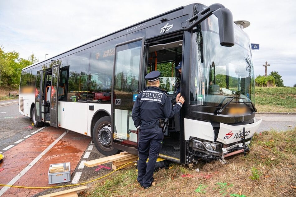 Das Rad des Kindes wurde unter dem Bus eingeklemmt.