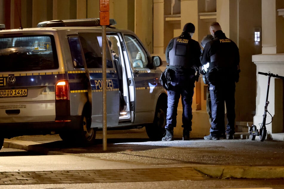 Beamten kontrollieren eine verdächtige Person.