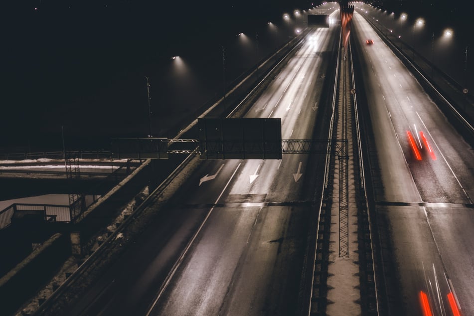 Betrunkener Audi-Fahrer parkt mitten auf der Autobahn und schläft