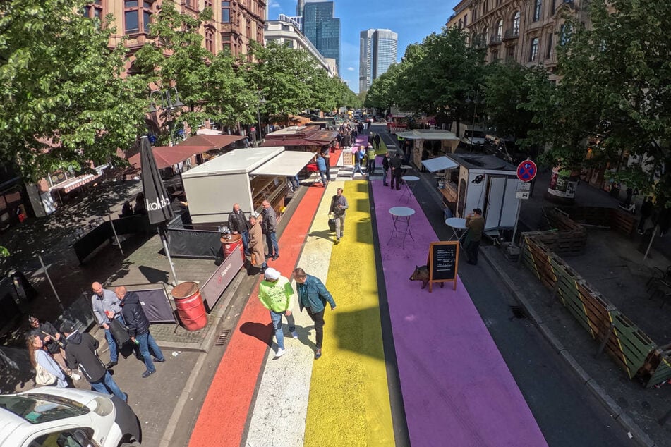 Bunte Pfeile auf dem Asphalt der Kaiserstraße sollen Ortsfremden den Weg durch das Bahnhofsviertel in die Innenstadt weisen.