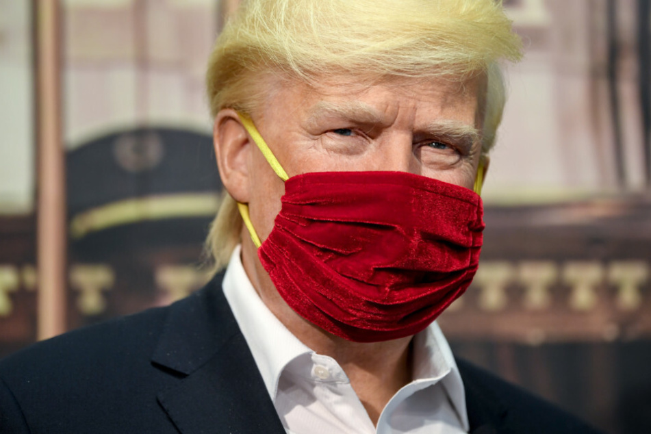 Die Wachsfigur des US-Präsidenten Donald Trump trägt einen Mund-Nasen-Schutz im Madame Tussauds Berlin.