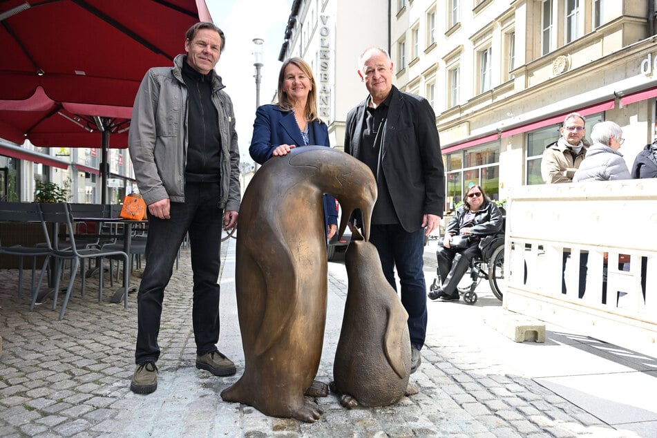 Bildhauer Ingolf Herrmann (v. l.), GGG-Geschäftsführerin Simone Kalew und Künstler Peter Kallfels präsentieren die beiden neuen Pinguine.