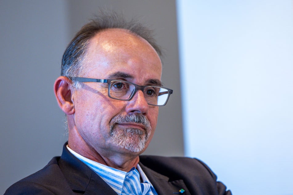 Drei Menschen werden bei einem Unfall auf der A20 verletzt – unter ihnen ist Mecklenburg-Vorpommerns Wirtschaftsminister Wolfgang Blank (67, parteilos).