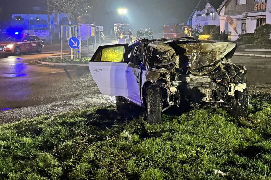 Kreisverkehr-Crash: Škoda teilt Baum in zwei Hälften und fängt Feuer