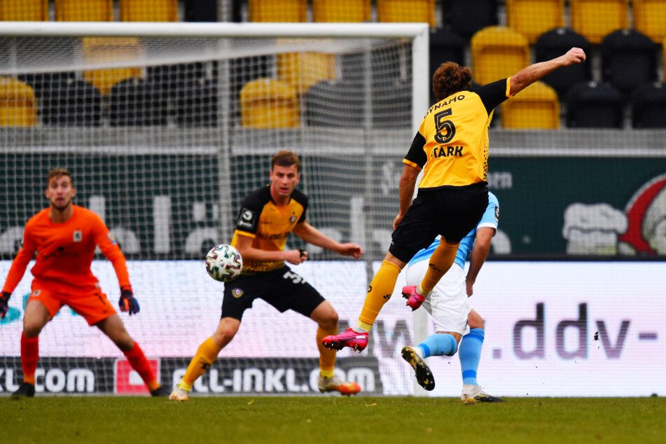 Der 1:1-Ausgleich für Dynamo Dresden! Yannick Stark (2.v.r.) zieht ab und trifft in die linke Ecke.