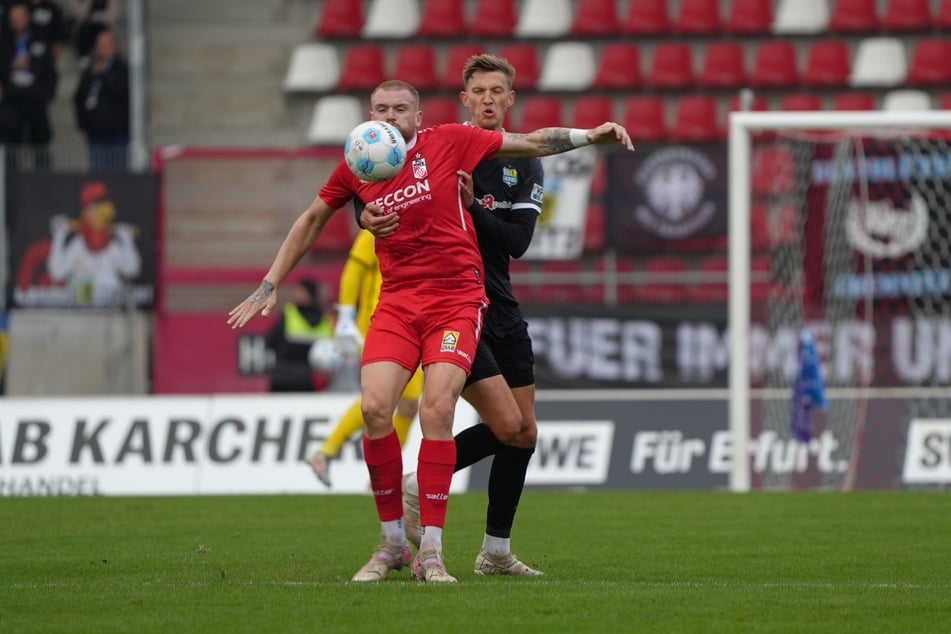 CFC-Innenverteidiger Felix Müller (31) im Zweikampf mit Erfurts Stürmer Dennis Lerche (29).