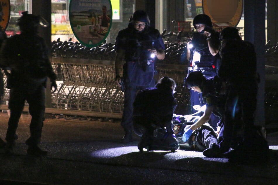 Frau durch Schuss lebensgefährlich verletzt, Waffen-Mann nach Flucht gestoppt
