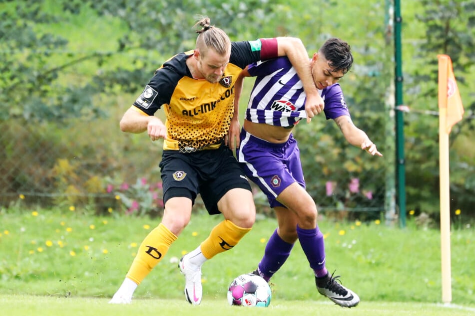 Dynamos Sebastian Mai (l.) hat John Patrick Strauß im Griff.